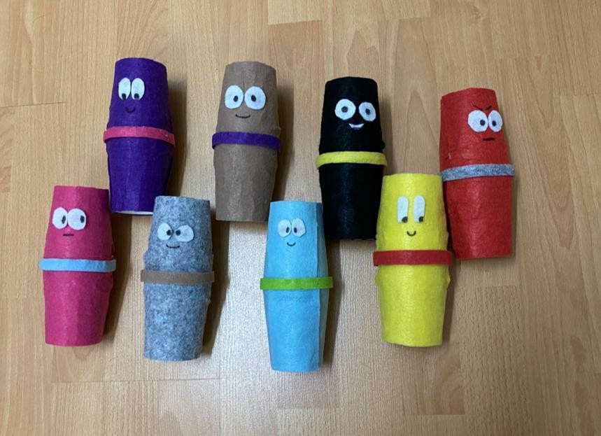 Renkli karton bardaklarla hazırlanmış şaşkın suratlar ses eşleştirme etkinliği