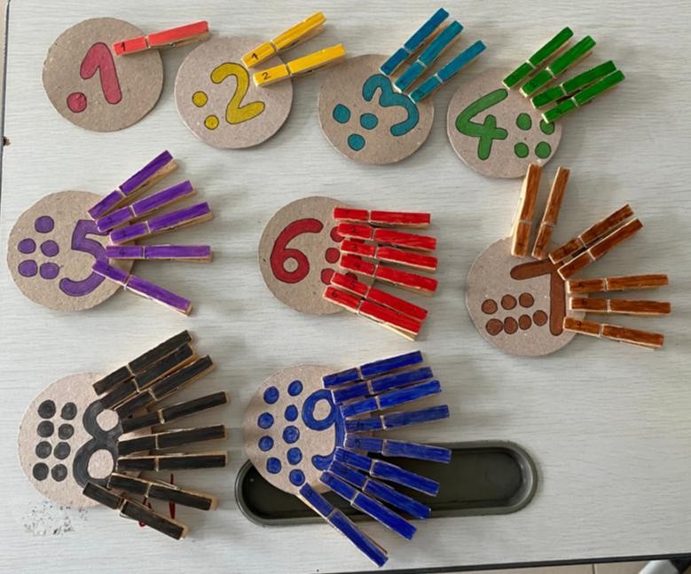 Çocuğun renkli mandallarla sayı eşleştirme yaptığı özel eğitim etkinliği