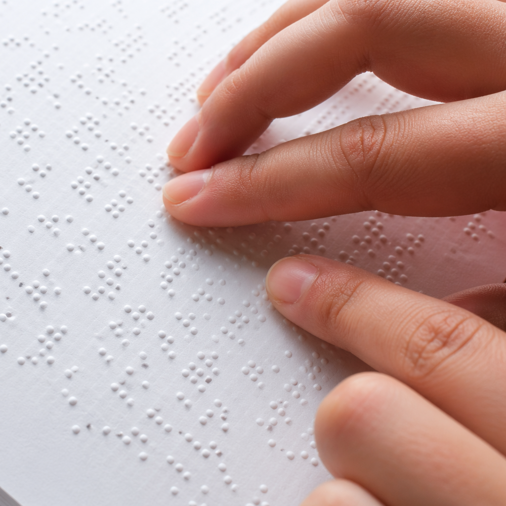 Braille alfabesi kullanan görme yetersizliği olan bireyin kabartma metni parmakla takip etmesi